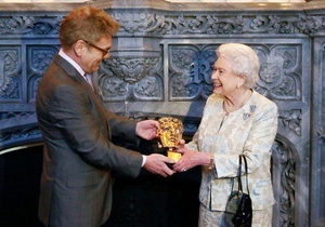 Елизавета II получила премию BAFTA за роль девушки Бонда