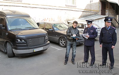 Правый сектор передал ГАИ автомобиль из автопарка Януковича