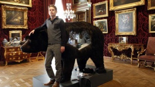 Французький митець два тижні сидітиме у туші ведмедя