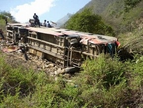 В Перу автобус с людьми упал со стометрового обрыва