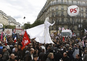 Во Франции демонстранты начали блокировать аэропорты и вокзалы