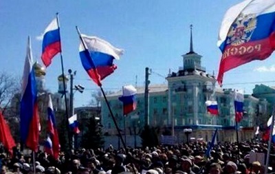 В Луганске пророссийские активисты протестуют у здания СБУ