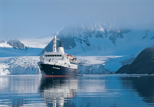 В Арктике сел на мель круизный лайнер