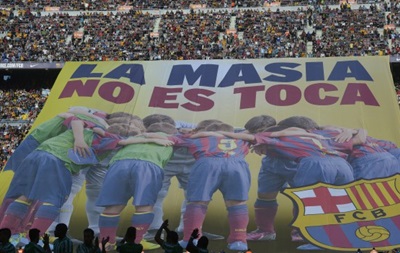 Фанаты Барселоны вывесили огромный баннер против санкций FIFA