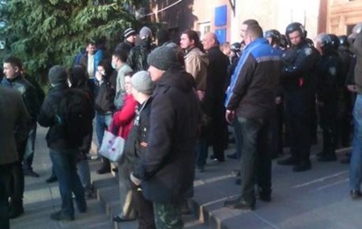 У Миколаєві теж можливий штурм обладміністрації. Жителі міста йдуть до ОДА