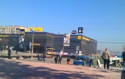Біля СБУ в Луганську продовжують зміцнювати барикади