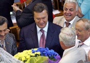 Януковича с днем рождения поздравил Лукашенко
