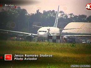 Пассажиры захваченного террористом Boeing покинули самолет