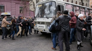У Харкові напали на автобус з міліціонерами 