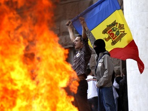 Протестующие подожгли здание молдавского парламента