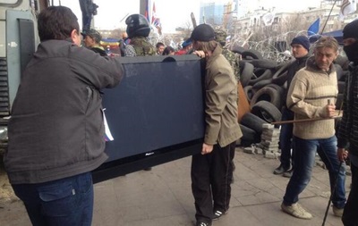 Возле Донецкой ОГА куда-то потащили огромный телевизор