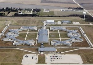Администрация Обамы выкупит тюрьму в Иллинойсе для узников Гуантанамо