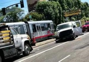 США - В Сан-Франциско поезд столкнулся с автобусом