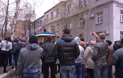 Із захопленої будівлі міліції у Слов янську почали випускати правоохоронців