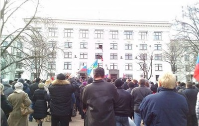 В Луганске проходят марш мира и митинг возле СБУ