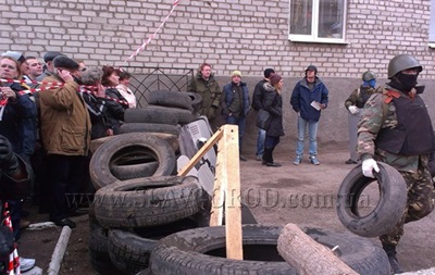 Возле захваченного горотдела милиции в Славянске возводят баррикады