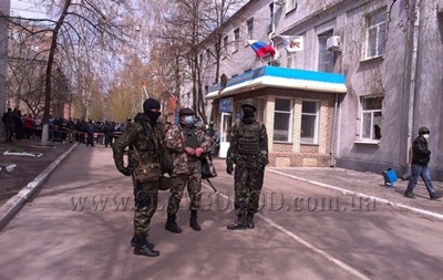 У Слов янську захоплені будівлі міліції та СБУ, активістам роздають зброю - МВС