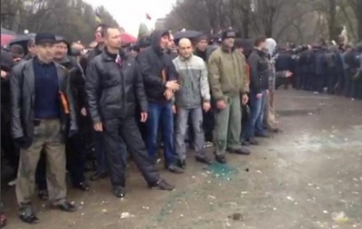 У Запоріжжі проросійських активістів через  коридор ганьби  провели до будівлі УБОЗу