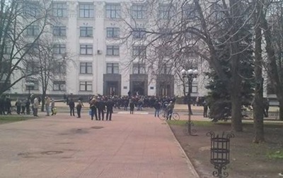 У Луганську протестувальники дали владі час  одуматися  до 16 квітня