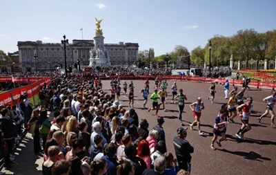 На марафоні в Лондоні дівчина пропала без вісти, а чоловік помер від нападу