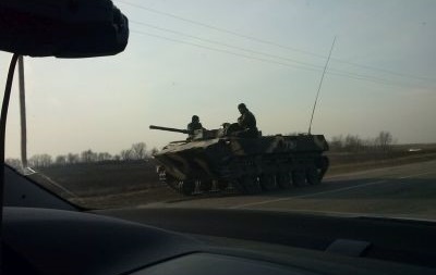 Місцеві мешканці блокують рух бронетехніки в Артемівському районі