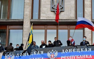 У Донецьку біля аеропорту  проводять збори  активісти Донецької республіки