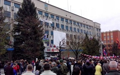 Луганские митингующие хотят участвовать в параде на 9 мая с российскими флагами