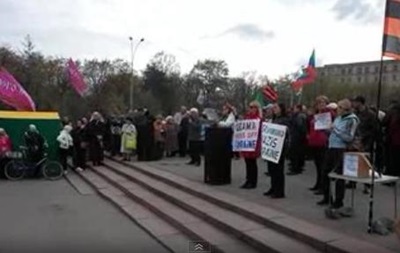 Ведущий митинга в Харькове не знает, кого избрали  народным губернатором 