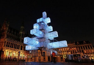В Брюсселе решили демонтировать металлическую елку после протестов христиан