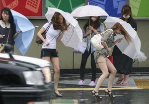 На японский остров надвигается сильный тайфун