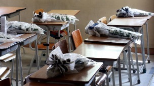 Однокласники загиблих на поромі повертаються до школи
