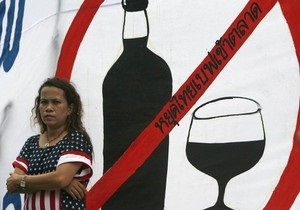 Исследование: Женщины, отказывающиеся от алкоголя, сильнее полнеют
