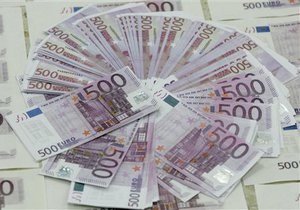 Евро на межбанке вырос почти на десять копеек