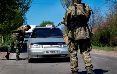 Итоги 25 апреля: захват военных инспекторов ОБСЕ в Славянске и депортация российских журналистов