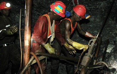 У ПАР шахтарі-страйкарі закидали камінням міністра спорту