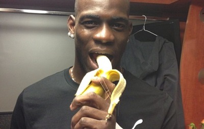 Балотелли съел банан в знак протеста против расизма 