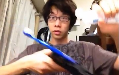 Японець став новим героєм YouTube, коли почистив зуби пістолетом та автоматом