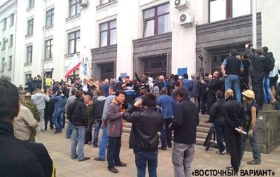 Захватчики Луганской ОГА: нам не интересно здание, нам нужен губернатор