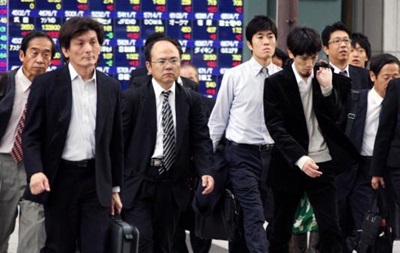  Японским служащим разрешили ходить на работу без галстуков