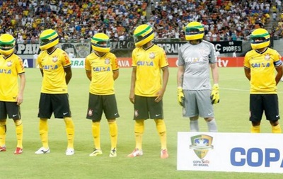 В Бразилии футболисты вышли на матч в гоночных шлемах