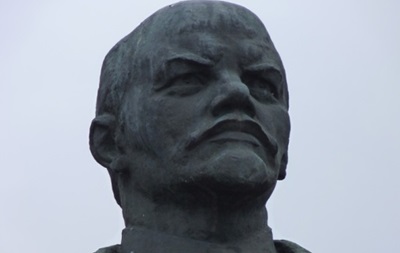 У Сумській області пам ятник Леніну пофарбували в синьо-жовтий колір