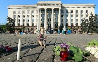 К одесскому Дому профсоюзов несут цветы, неизвестные сожгли флаг Украины