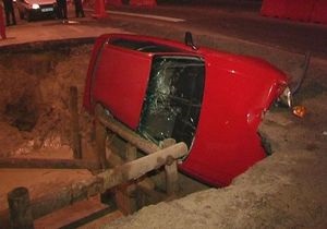 В Киеве автомобиль с пассажирами провалился в яму