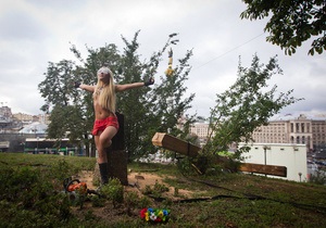 FEMEN спилили деревянный крест на Майдане Незалежности в знак поддержки Pussy Riot