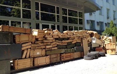 Будівлю СБУ в Донецьку забарикадували ящиками з-під зброї 