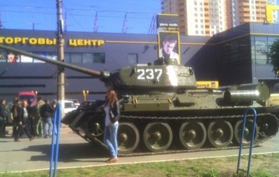 Протестующие в Луганске угнали с мемориального постамента танк и поставили его у здания СБУ