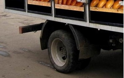 Возле Донецка вооруженные люди ограбили машину с хлебом