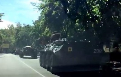 В Киеве в сторону центра движется колонна боевых машин