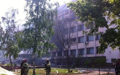 В Мариуполе вновь горят верхние этажи здания горисполкома
