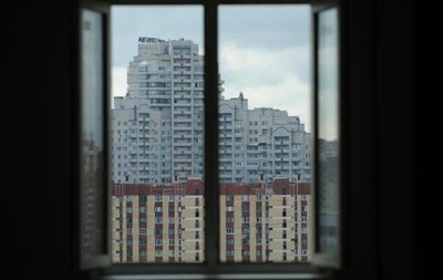 В Москве мужчина выбросил дочь из окна многоэтажки: девушка скончалась
